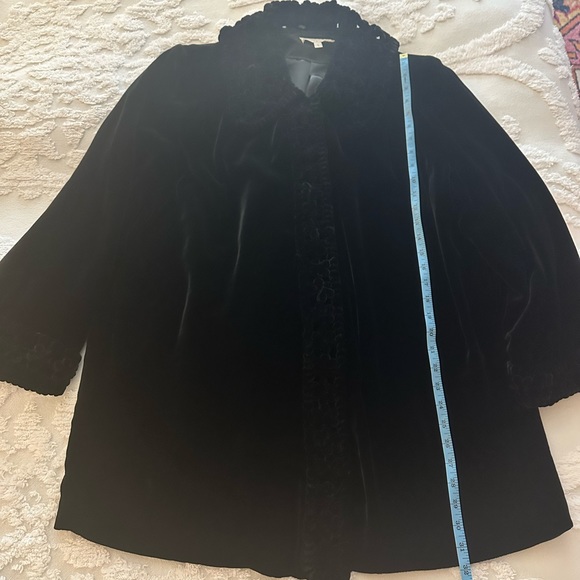 GORGEOUS BLACK VELVET JACKET WITH EMBELLISHED ACCENTS SIZE LARGE - Picture 6 of 8